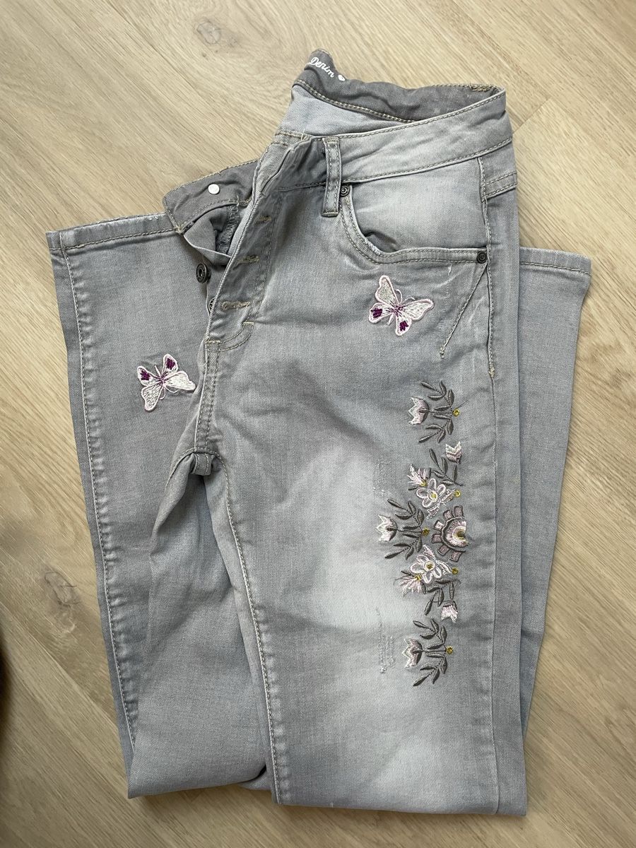 Jeans: Light grey denim jeans with flower embroidery – Gebraucht aus Birmensdorf ZH von Samantha_07