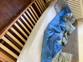 Praktisches Gästebett mit 2 Matratzen