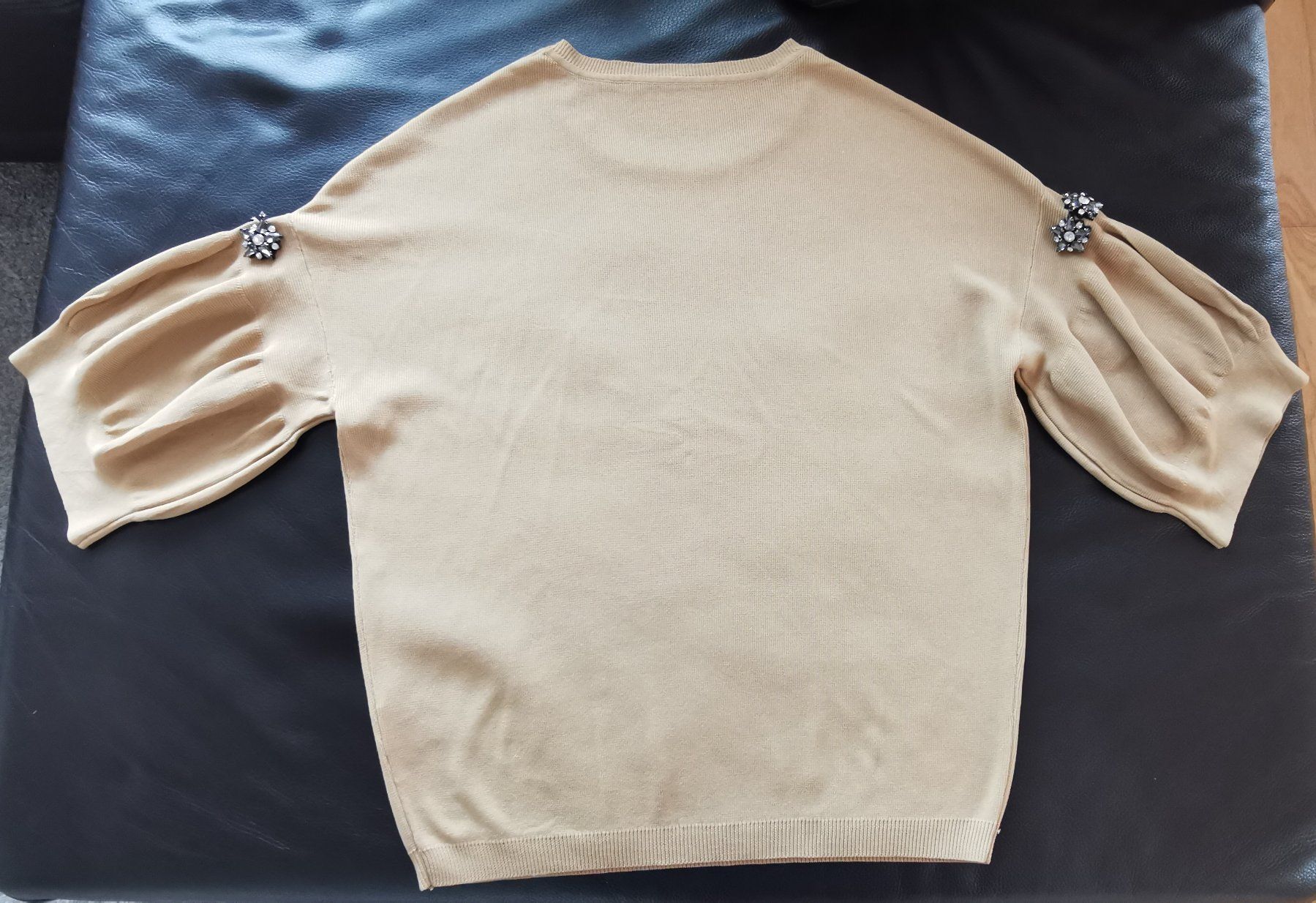 Maglioni & Felpe: Feiner Strickpullover Beige, Puffärmel mit Schmuck Top – Usato da Wolfhausen venduto da est_m7x5 1