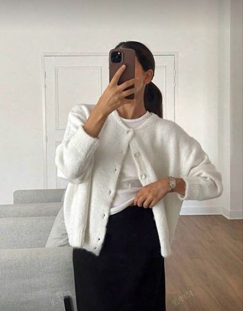 Weisse Strickjacke