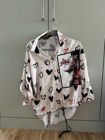 Trendige Bluse mit Herzmuster & Print, Gr. M/38 Top!