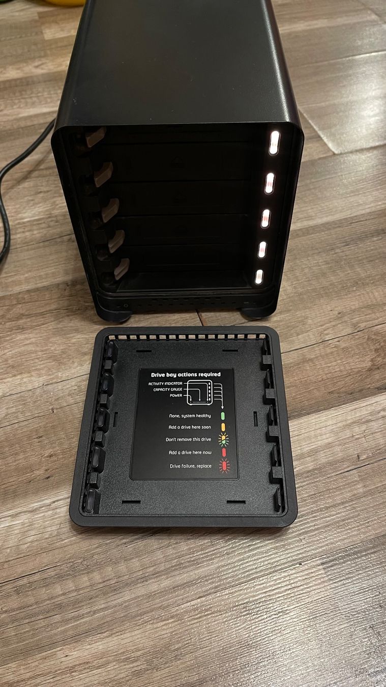 Hubs & Switches: 2 Drobo NAS - models inside the ad – Gebraucht aus Genève von kor_78mm 4