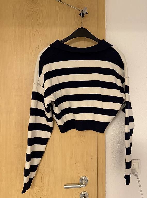 Pulls & Sweat-shirts: Gestreifter Bershka Pullover – D'occasion à Rorschach par Tara234 1