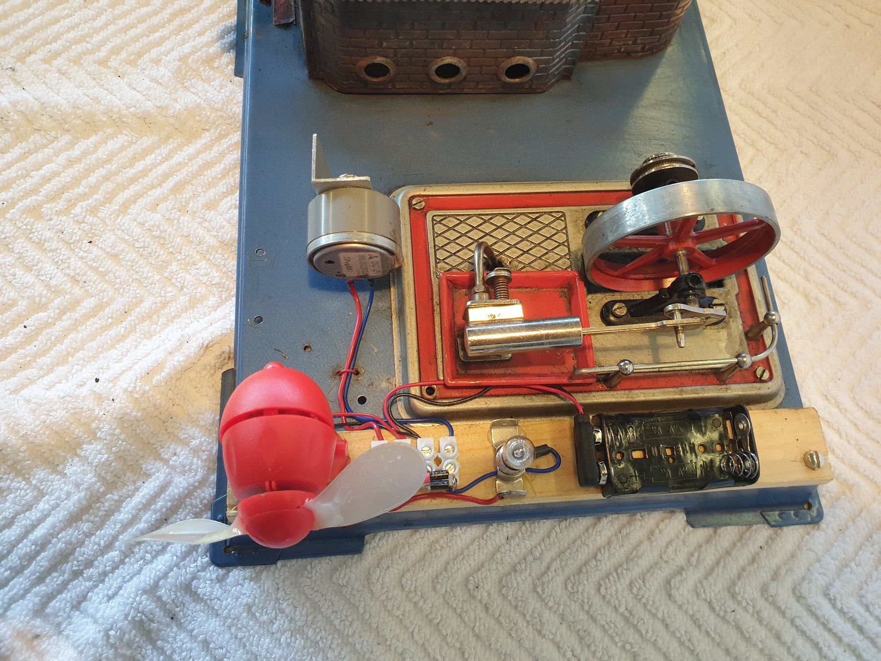 Wilesco Modellbausätze & Standmodelle: Wilesco D12 Dampfmaschine mit Generator und Extras – Gebraucht aus Wädenswil von verebe 4