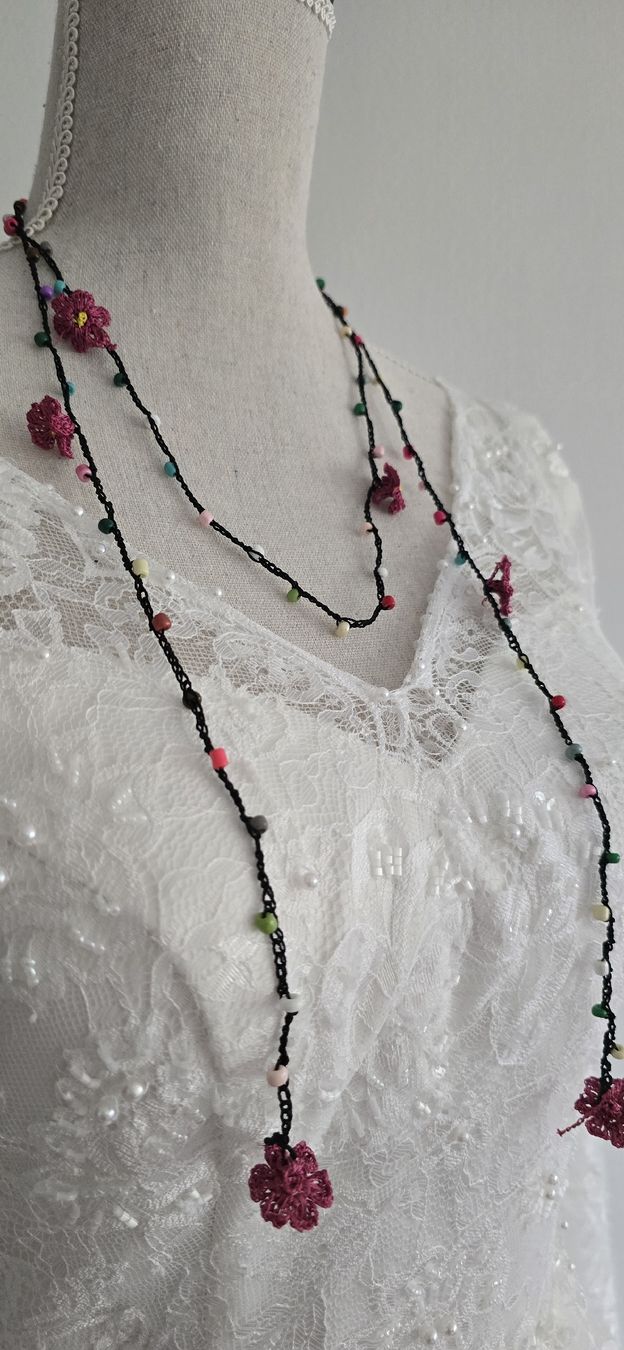 Catenine: Wunderschöne Blumen Halskette, Handgemacht, 150cm – Nuovo e nell'imballaggio originale da Zürich venduto da Idoly_Studio. 3