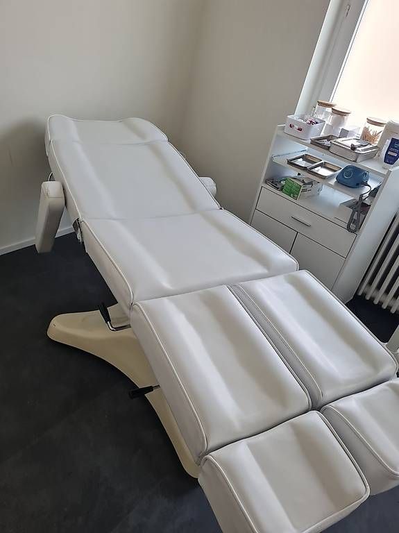 Lettini & sedie per cosmetici: Kosmetik liege – Usato da Brüttisellen venduto da car_8vgk