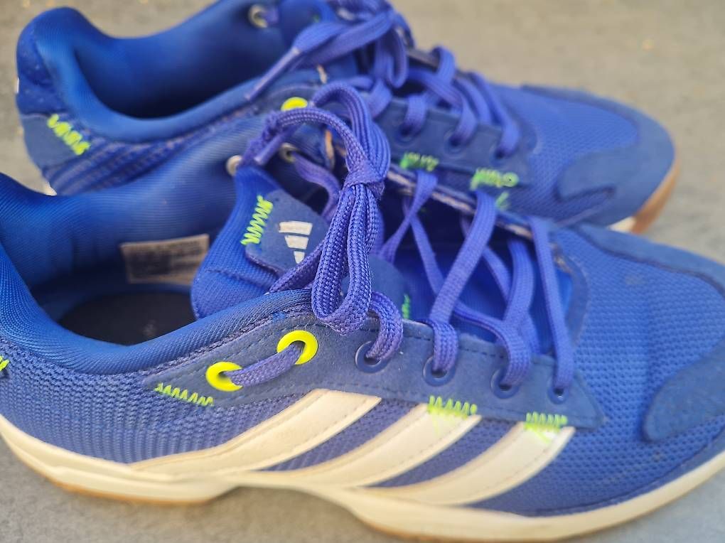 Herrenschuhe: Chaussures indoor Adidas Taille 36  – Gebraucht aus Corsier von anflon
