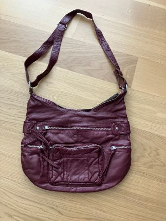 Trendige Handtasche in Bordeaux-Rot