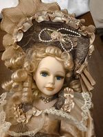 Bella bambola di porcellana grande