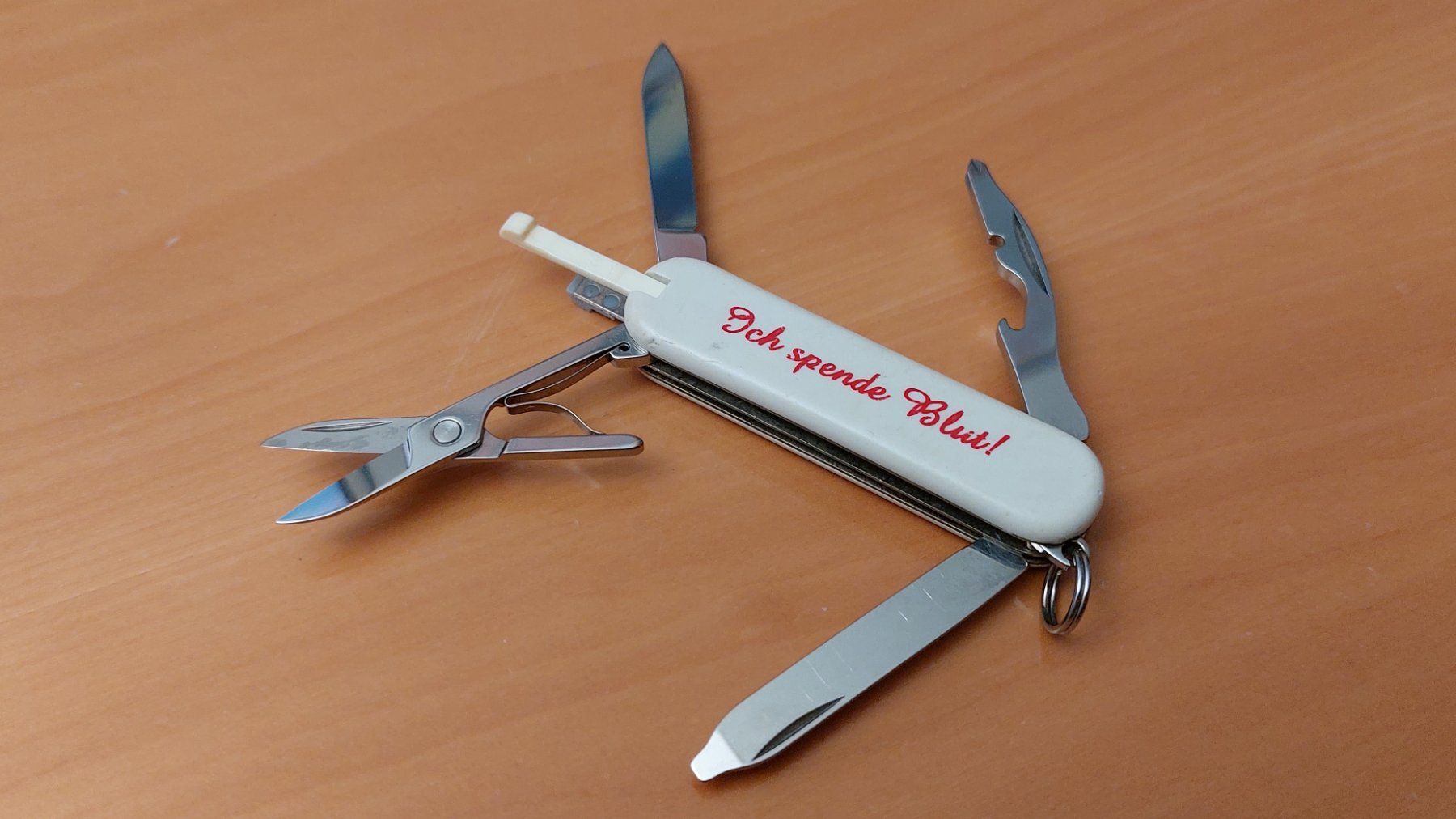Victorinox Taschenmesser: VICTORINOX 2 Classic Knifes Sonderedition – Gebraucht aus Rotkreuz von CLASAX 4