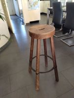 Charmanter Vintage-Barhocker mit Gebrauchsspuren - Massiv