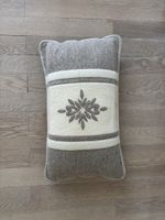 Luca Calia Kissen Wolle beige mit Herzmuster neuwertig