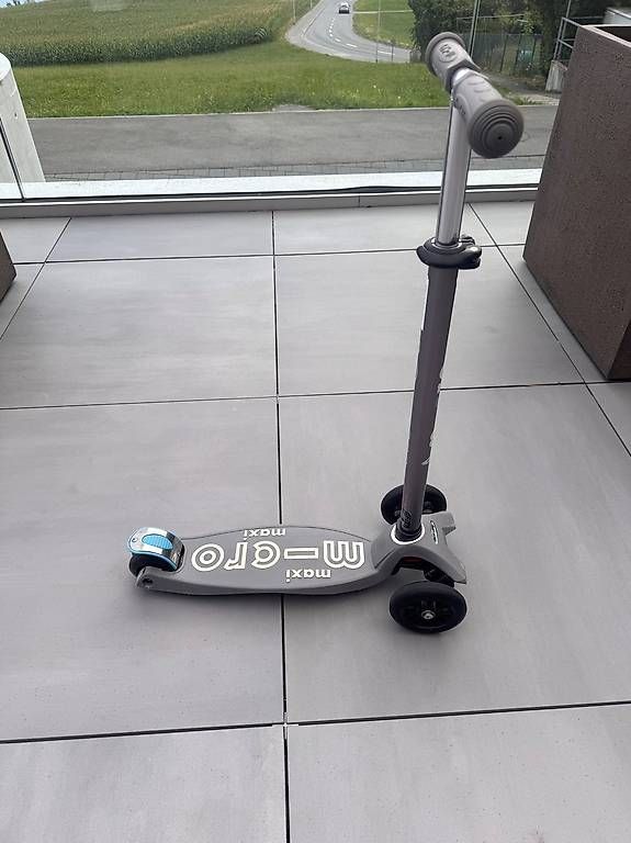 Kickboard: Micro Maxi Kinderroller grau  guter Zustand – D'occasion à Meggen par inf_sj2l 1