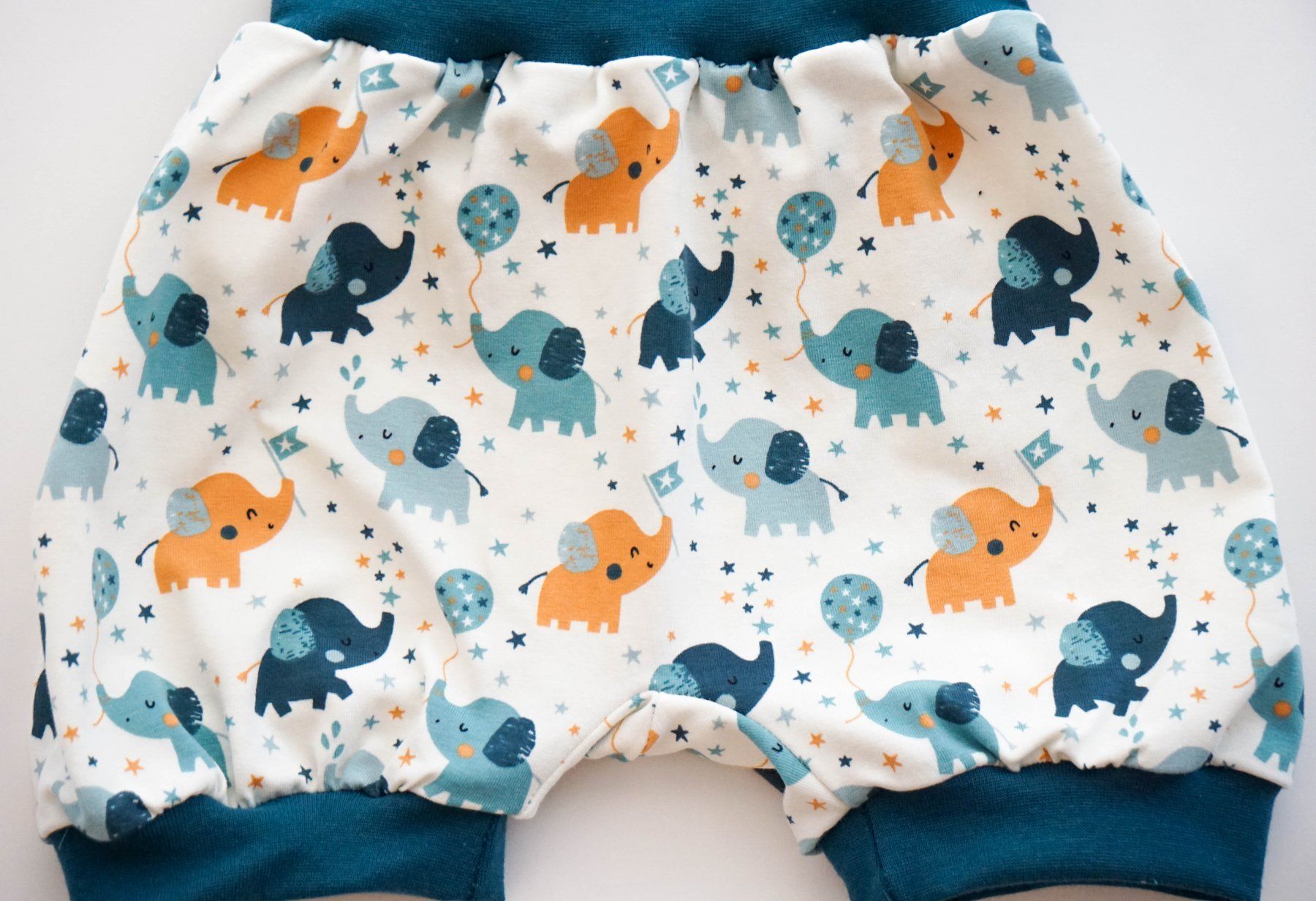 Pantaloni: Kurze Pumphose mit Elefanten Gr.92/98 - NEU – Nuovo e nell'imballaggio originale da Zürich venduto da sambaum 2