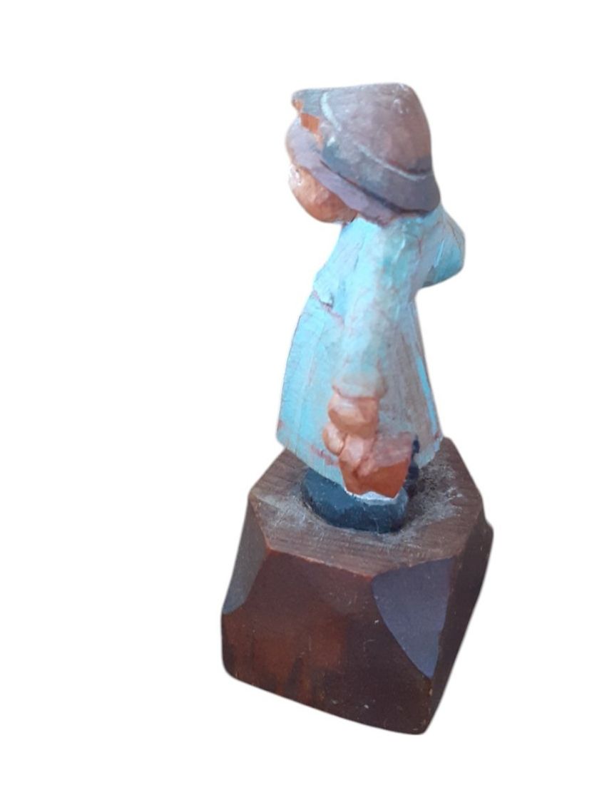 Sculture & Statue: Holzfigur handgeschnitzt - Bauernmädchen mit Apfel – Usato da Mörschwil venduto da antiksalon 2
