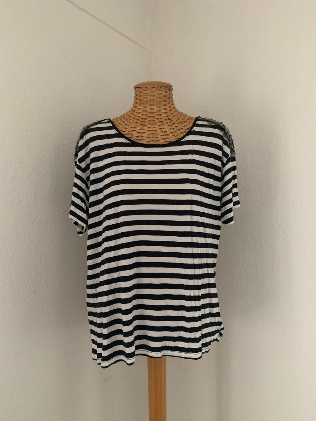 H&M T-shirt: T-Shirt schwarz-weiss gestreift - 36 – Usato da Zürich venduto da Diazaio