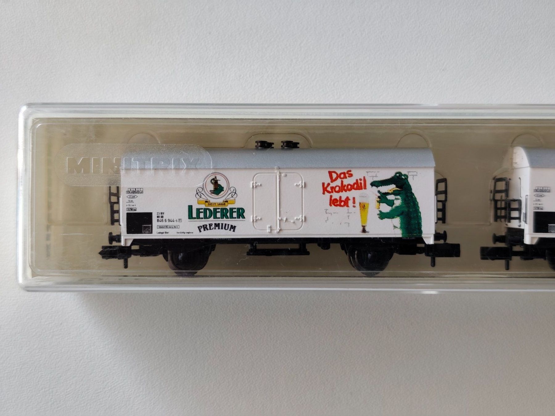 Trix Modellini di ferrovie: 2 Kühlwagen "Ledererbräu Premium" der DB von Minitrix N – Nuovo e nell'imballaggio originale da La Chaux-de-Fonds venduto da Sekado 1