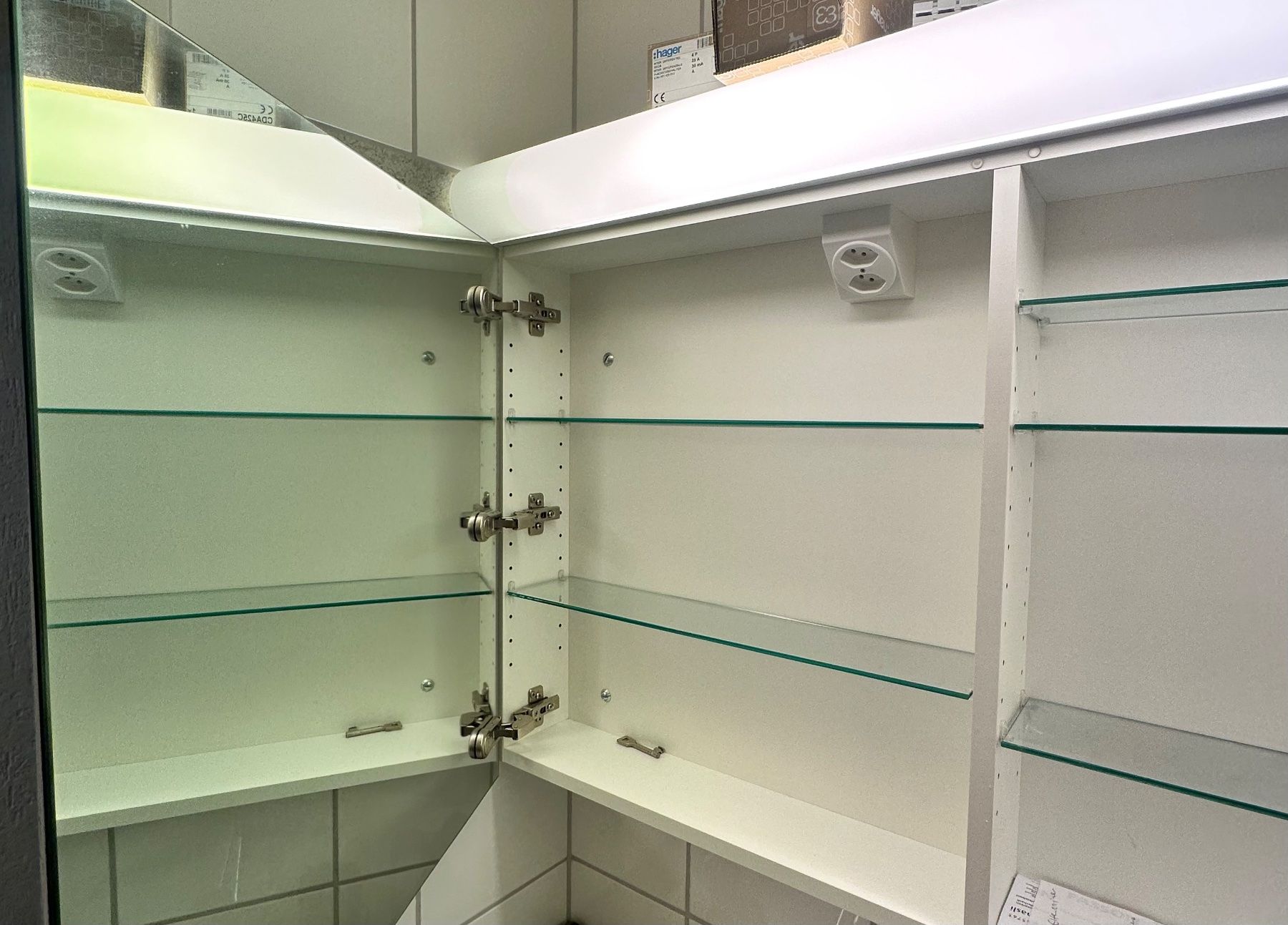 Armoires miroirs: Spiegelschrank Galvolux – D'occasion à niederhasli par rami016
