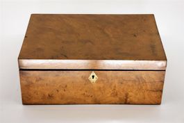 B0378 Antike Biedermeier-Schatulle Nussbaumfurnier ~1845