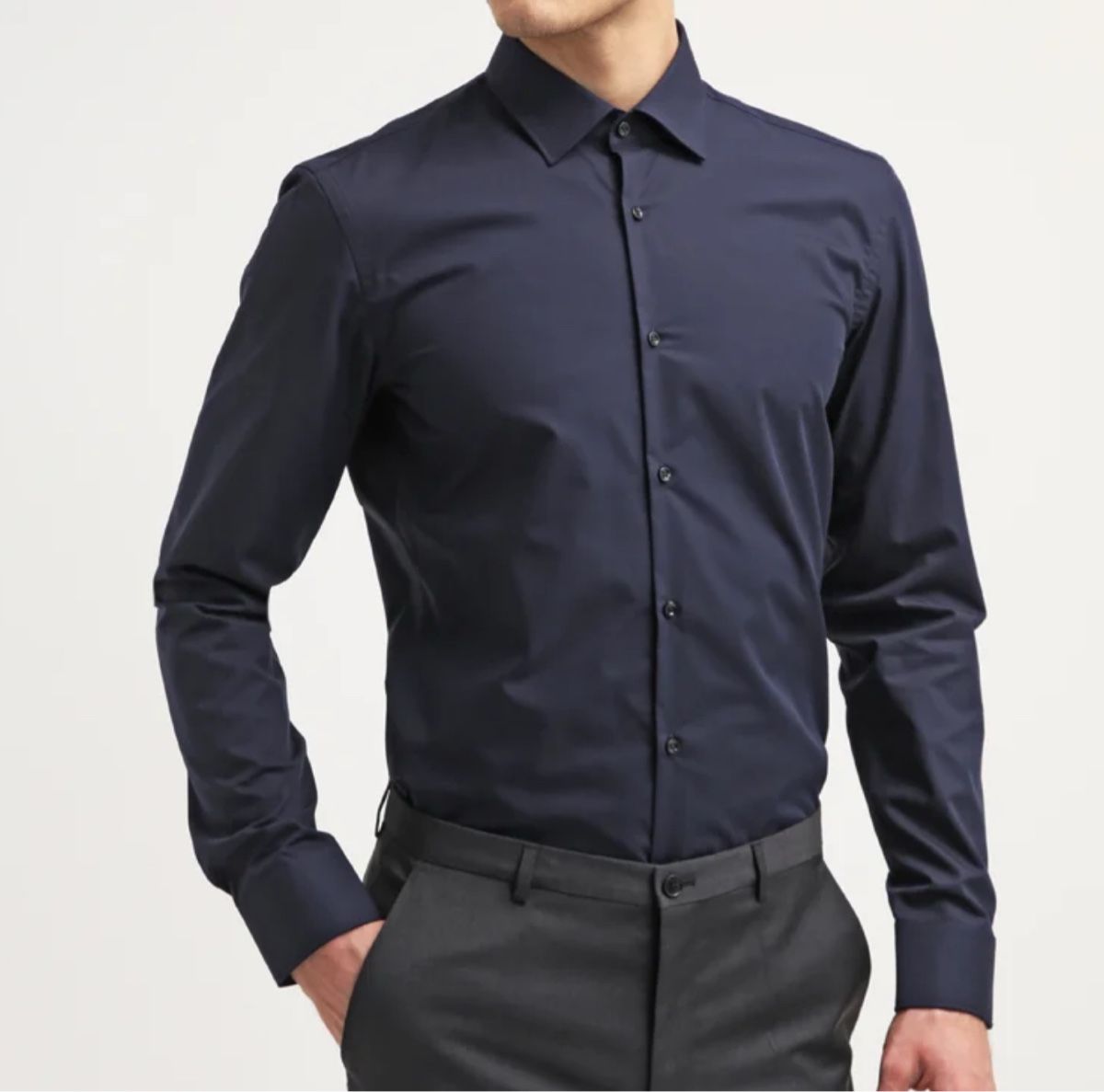 Hugo Boss Chemises: Hugo Boss Hemd in Dunkelblau – D'occasion à Winterthur par fij_f65r
