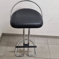 Tabouret chrome assise noire avec repose-pieds