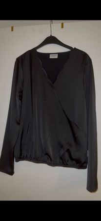 Schwarze Seidenbluse mit Wellensaum  Grösse S– Elegant