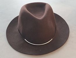 Brauner Filzhut mit silbernen Details (Fedora Hut)