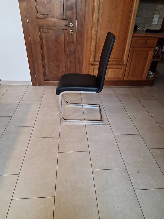 Conforama Set de table et chaises: Table à manger avec chaise – D'occasion à Lussery-Villars par fle_fp5m 1