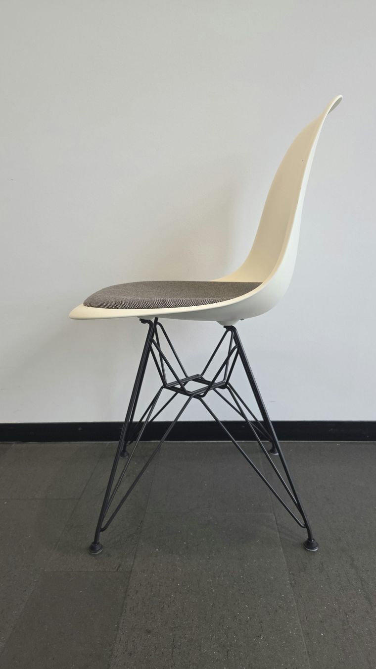 Vitra Sedie: Vitra Eames Plastic Chair DSR, Eisgrau, Polster Graublau – Usato da Affoltern am Albis venduto da Zapro 1