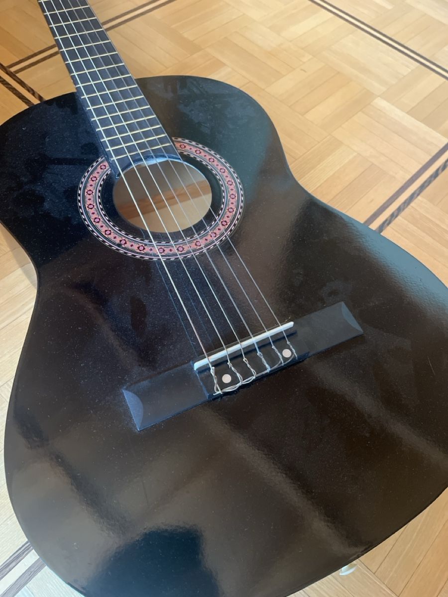 Strumenti musicali: Anfänger Gittare mit Ständer und Capo – Usato da Saas im Prättigau venduto da ray_man_98 3