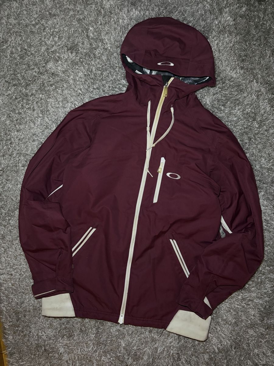 Oakley Vestes: Oakley Ski Jacket Maroon Size M – D'occasion à Brislach par edu_t6pq