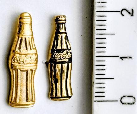 Coca-Cola Plaquettes & Badges: 2 exklusive kleine Coca-Cola Flaschen Pin – D'occasion à Pfäffikon ZH par Colacity