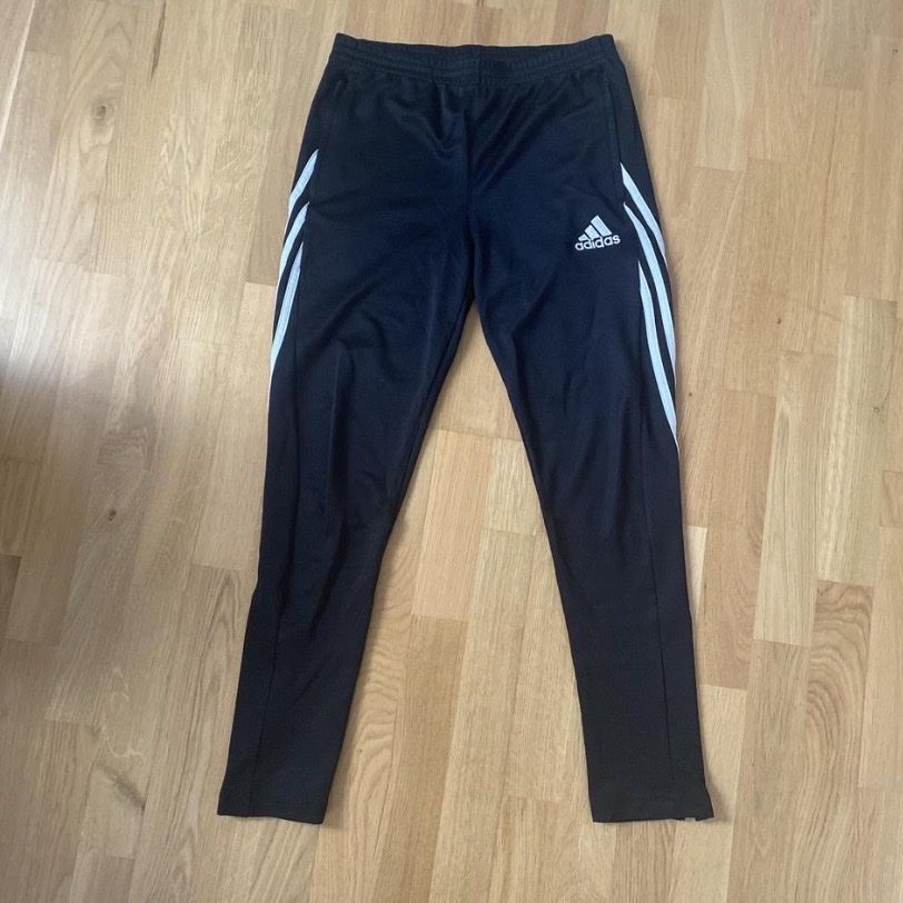 Adidas Pantalons: Adidas Trainerhosen – D'occasion à Dotzigen par MichelleW00