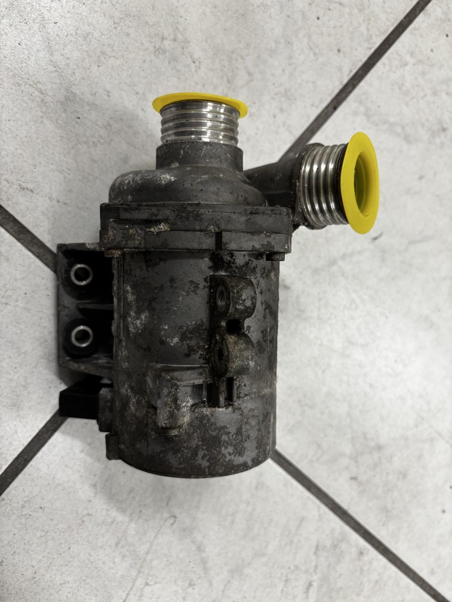 BMW Tutti pezzi di ricambio auto: Wasserpumpe BMW N53 – Usato da Liestal venduto da Butze84 1
