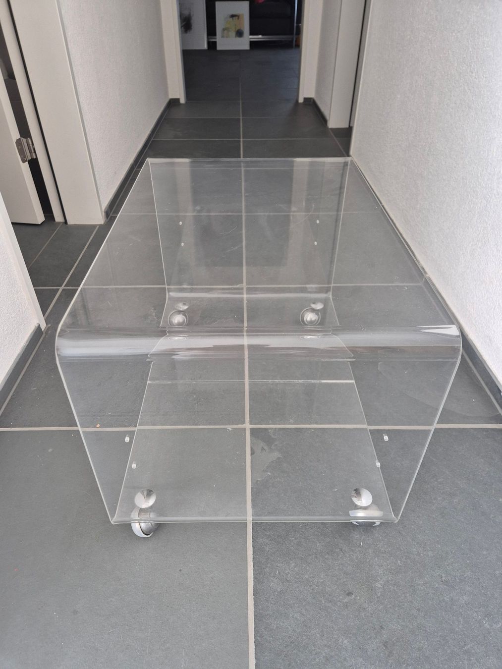 Banconi: Designer Acrylglas Tisch/Rollcontainer – Usato da Unterkulm venduto da Pato1b 2