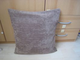 Kissen mit feinem, braunen Kissenbezug für 50 x 50