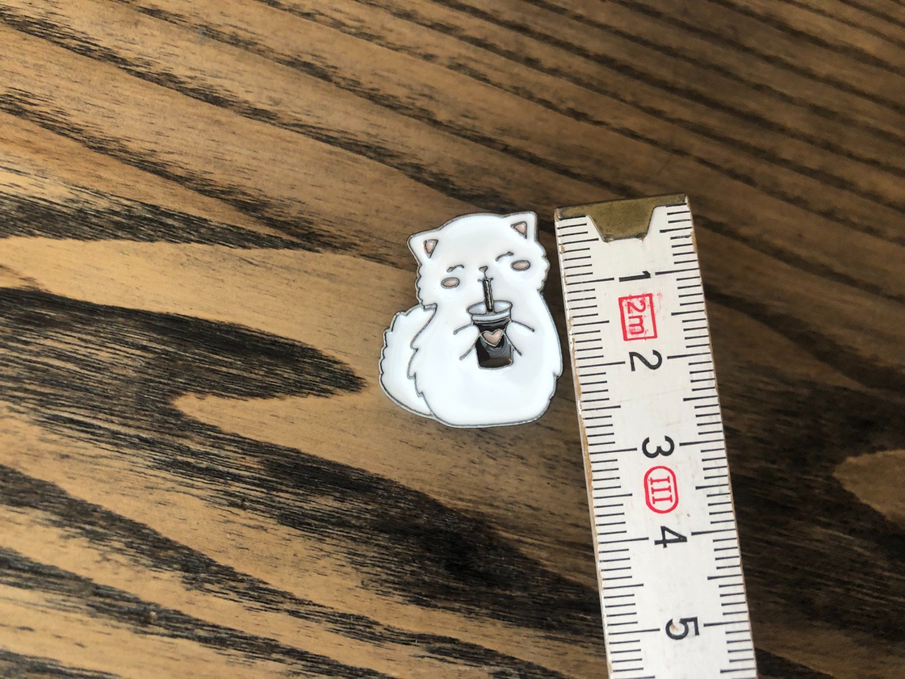 Plaketten & Abzeichen: Pin Anstecker herzige Katze trinkt Kaffee – Neu und originalverpackt aus Berg am Irchel von Zweiti_Chance 1