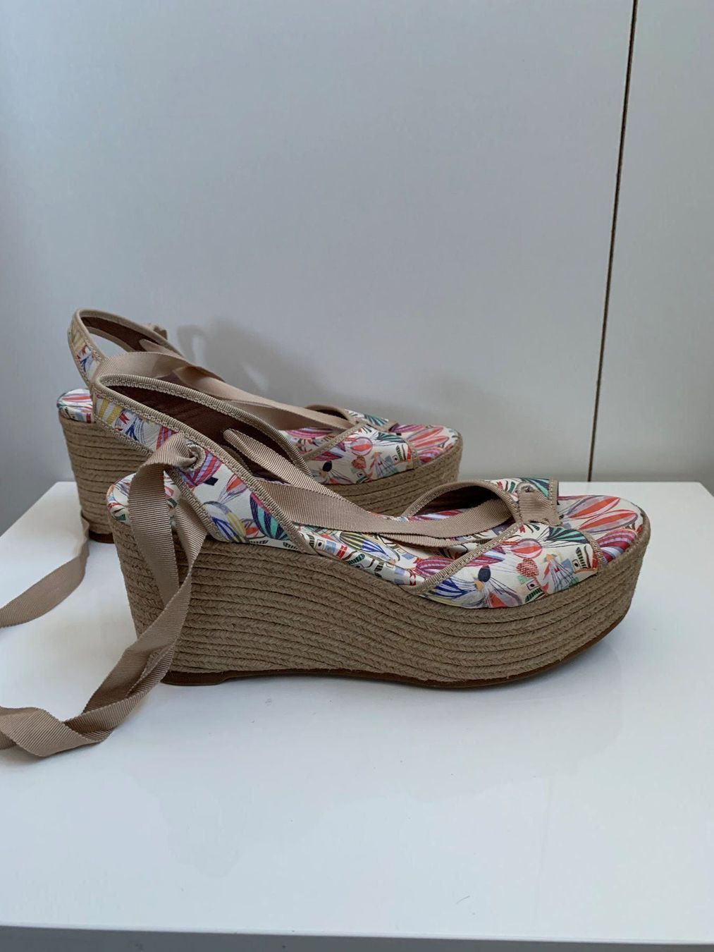 Scarpe da donna: TABITHA SIMMONS: Neue exklusive bunte Plateau-Sandale, 39 – Nuovo (secondo la descrizione) da Luzern venduto da paulablue