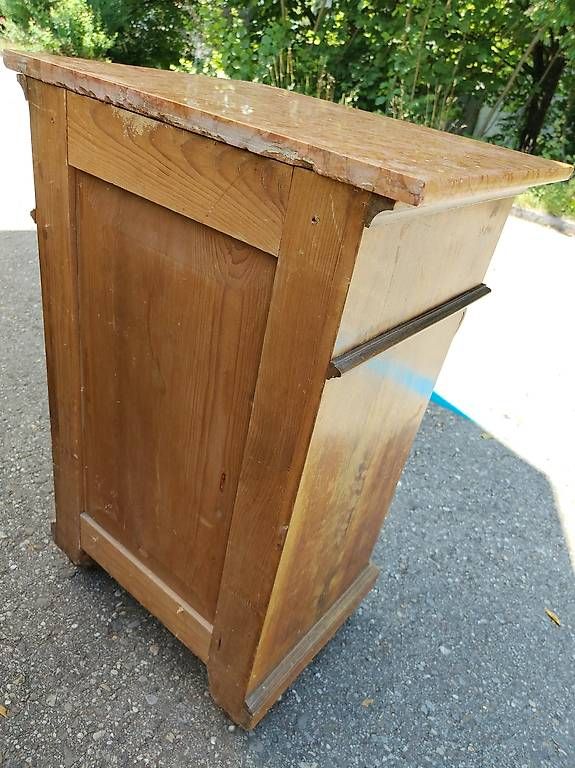 Commodes: Kommode aus Holz mit Steinplatte. – D'occasion à Solothurn par luk_7cj5 2