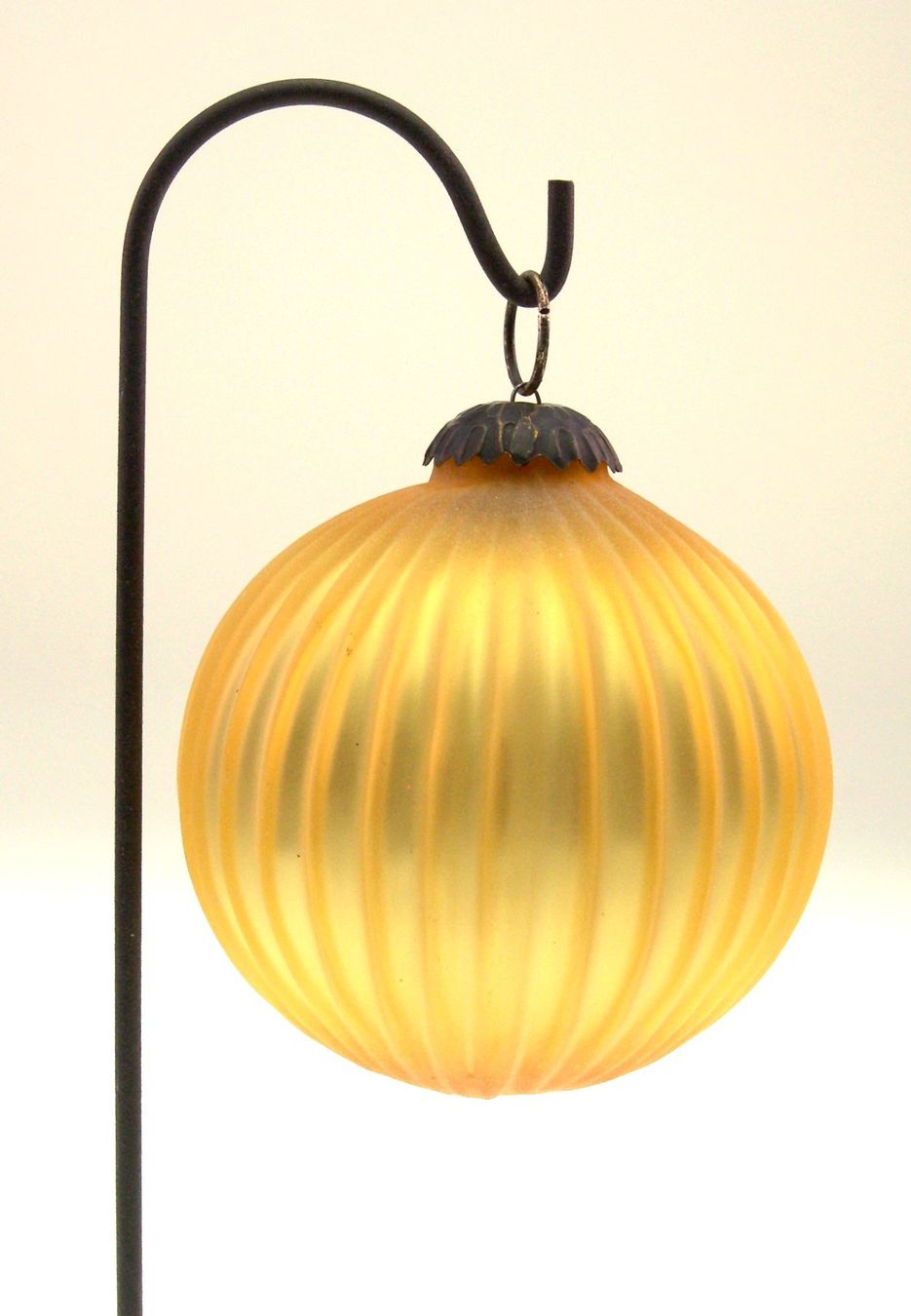 Alle Dekorationen: gerillte Weihnachtskugel Biedermeier Stil massiv Glas – Gebraucht aus Langenthal von Antik_Huesli 1
