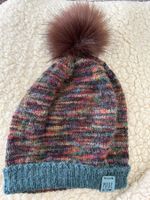 selbst gestrickte Mütze aus Sockenwolle mit Bommel