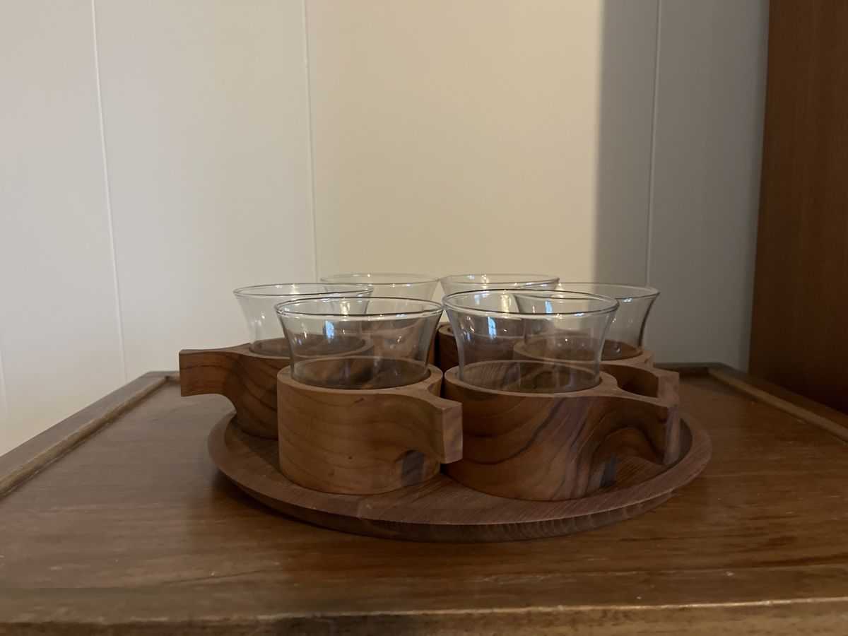 Piatti di portata: 6er Set Vintage Teak Gläser mit Tablett – Usato da Niederurnen venduto da gebrauchtbrauchbar
