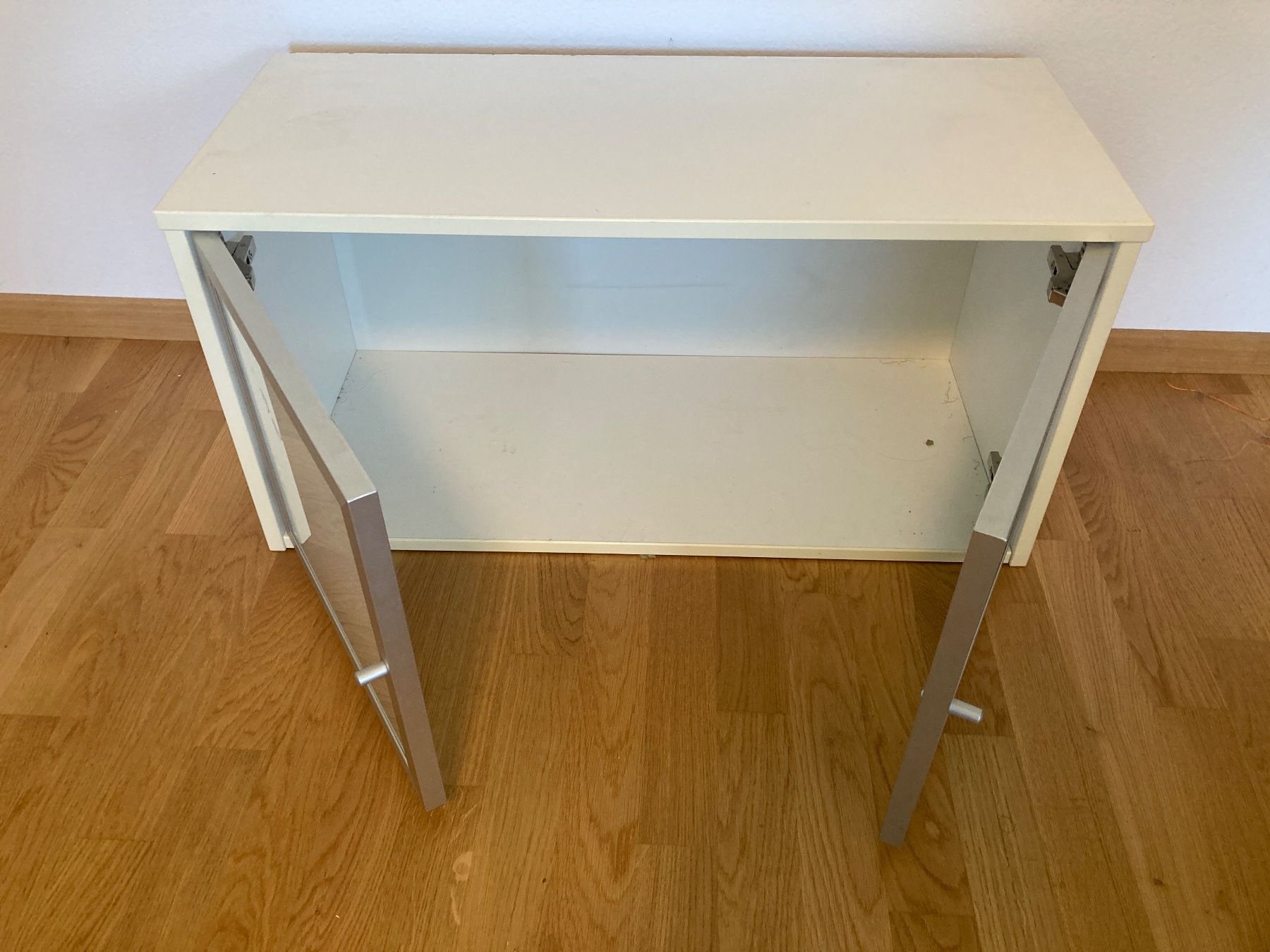 Kommoden: Kleines Buffet/Schrank mit 2 Türen, hellgelb, modern – Gebraucht aus Luzern von Mauseli4 1