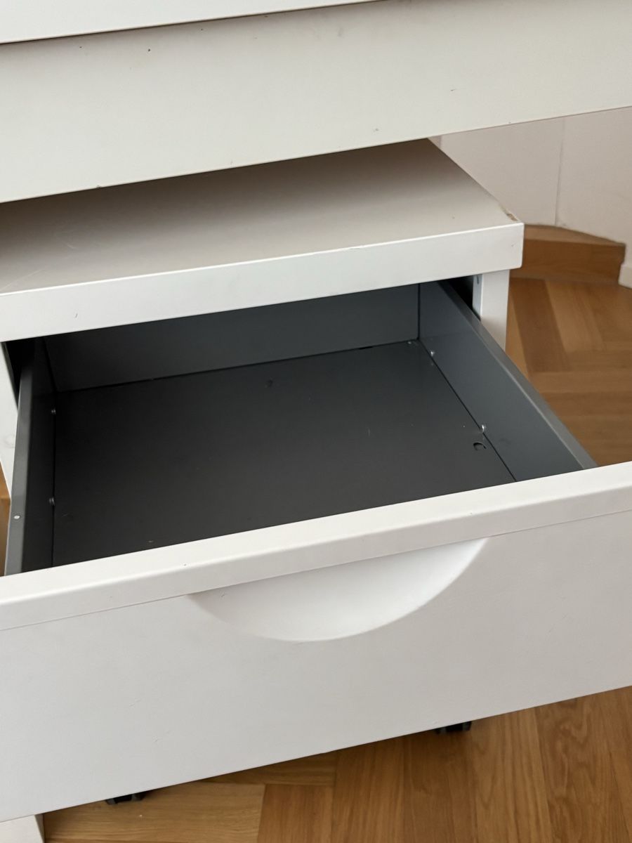 Schminktische: Schreibtisch/Schminktisch mit Korpus – Gebraucht aus Luzern von Qazwsx 7