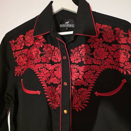 Chemise western style rétro avec broderies en rouge
