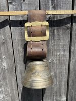 Grosse Glocke mit breitem Riemen