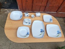 Geschirr-Set mit Schwertlilien Motiv 