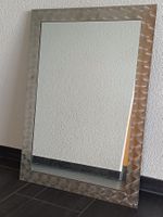 Wandspiegel mit silbernem Rahmen