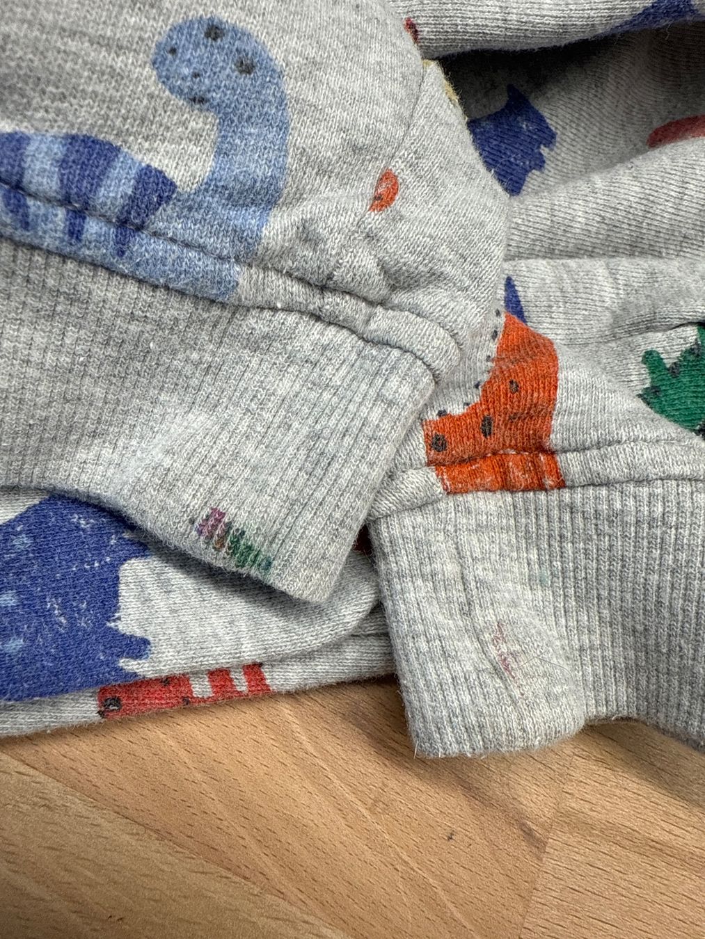 H&M Pulls et sweat-shirts: Dino-Pullover Gr. 92 von H&M – D'occasion à Auenstein par moin. 2