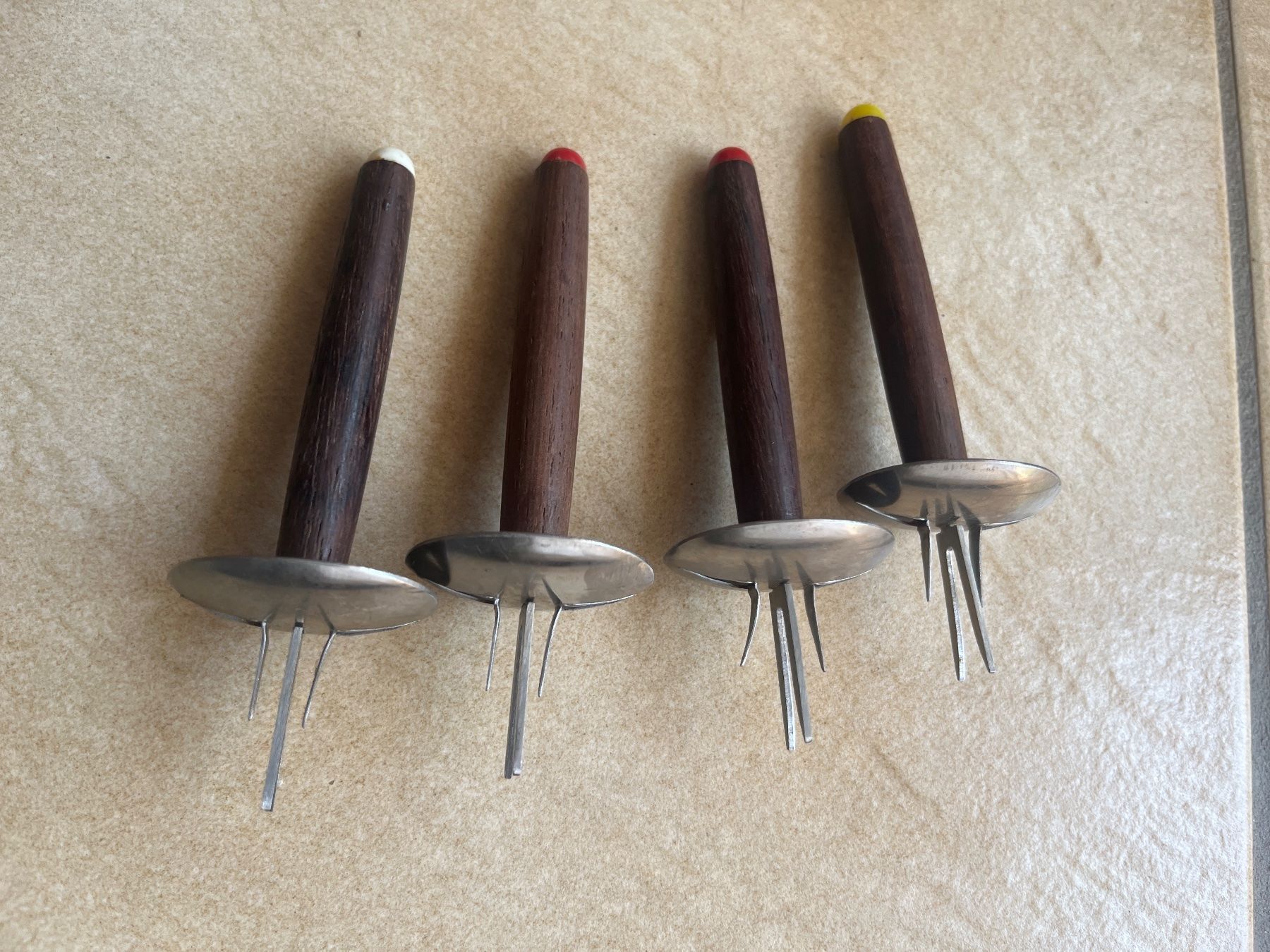 Fourchettes: 4 fourchettes pour apéritif – D'occasion à Vernayaz par Darkfrost